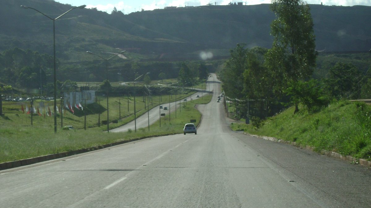 Rodovia em Nova Lima, perto do entroncamento com a BR-040, com morros ao fundo