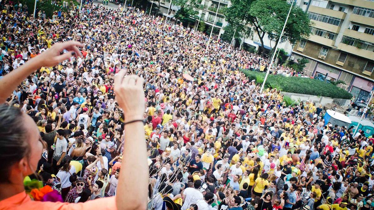 Multidão acompanha bloco de Carnaval de rua em São Paulo