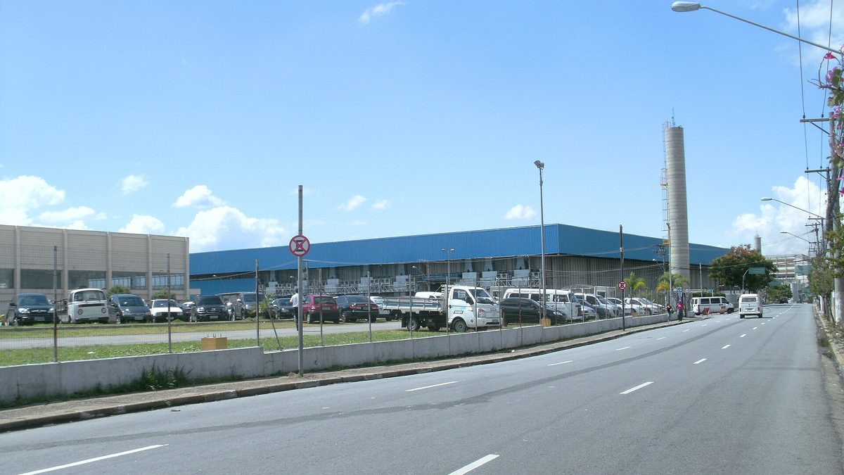 Pavilhão azul do Expo Center Norte visto da rua, na Vila Guilherme, em São Paulo