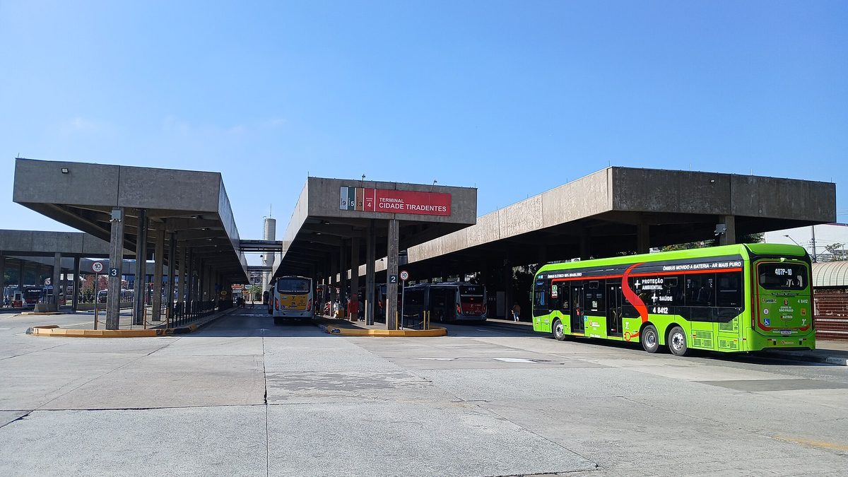 Ônibus elétrico verde entra no Terminal Cidade Tiradentes, em São Paulo