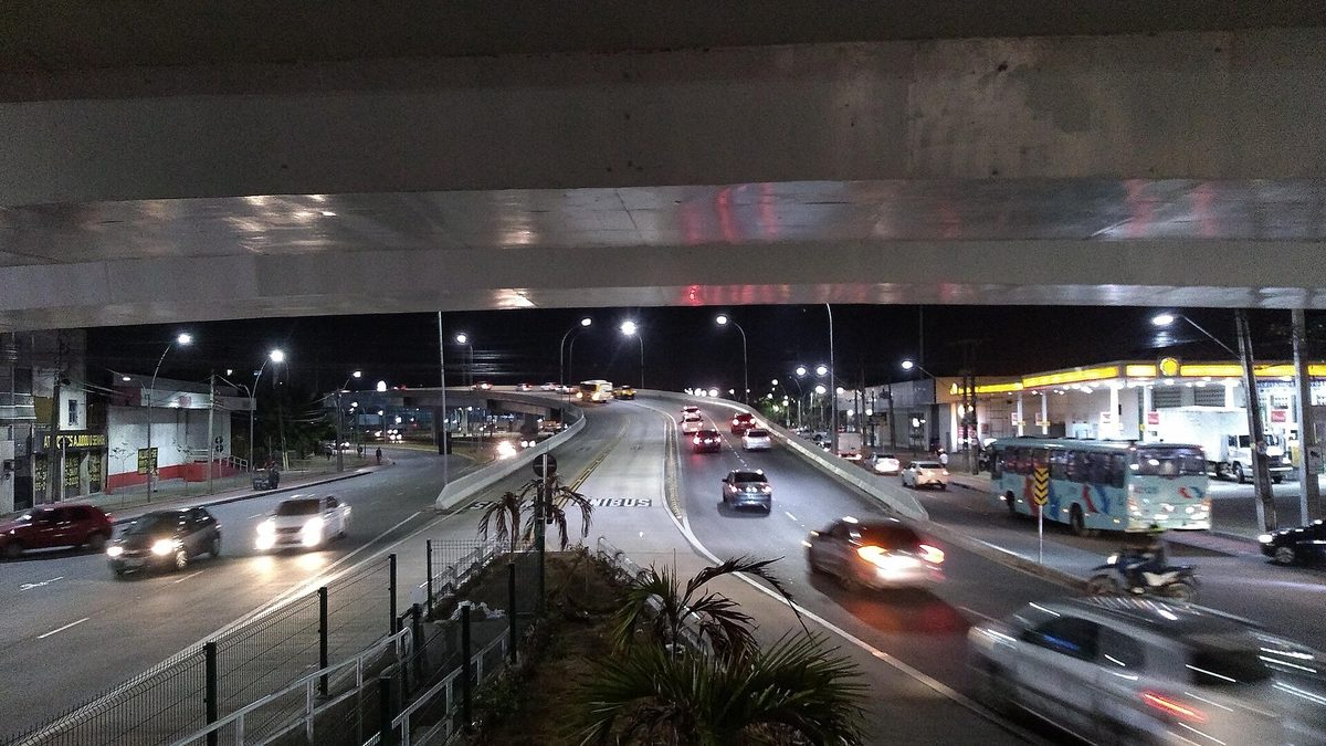 Viaduto e trânsito à noite na avenida Aguanambi, em Fortaleza