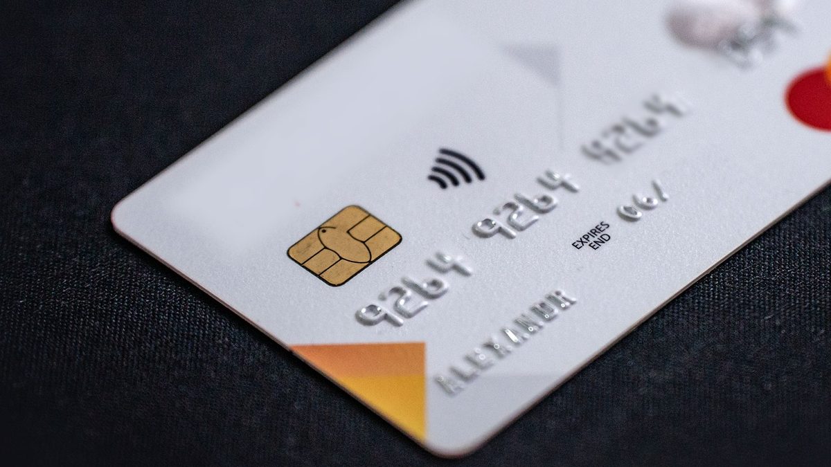 Cartão de crédito com chip sobre superfície escura
