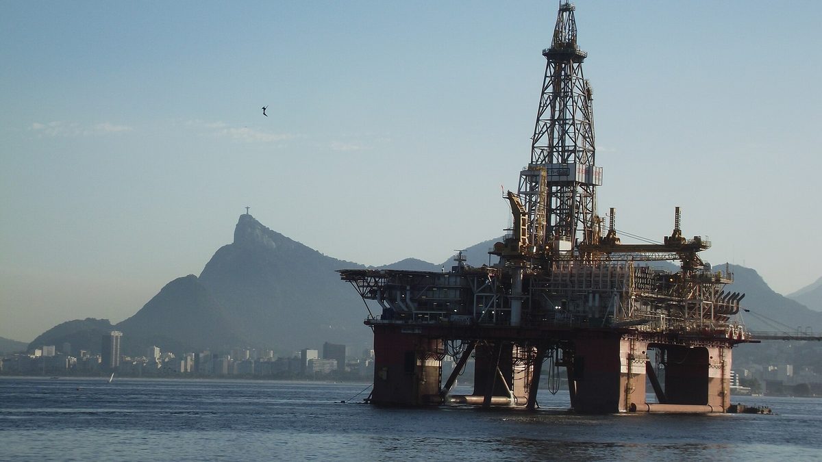Plataforma de petróleo na Baía de Guanabara, com o Corcovado ao fundo, no Rio de Janeiro