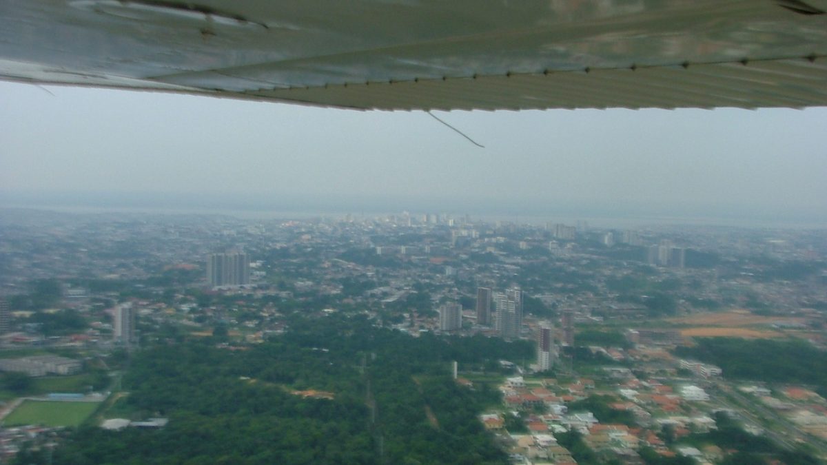 Vista aérea de Manaus encoberta por fumaça de queimadas