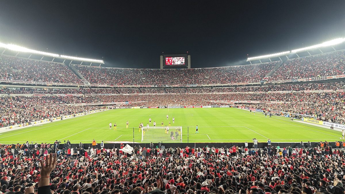Estádio Monumental de Núñez lotado à noite, em Buenos Aires
