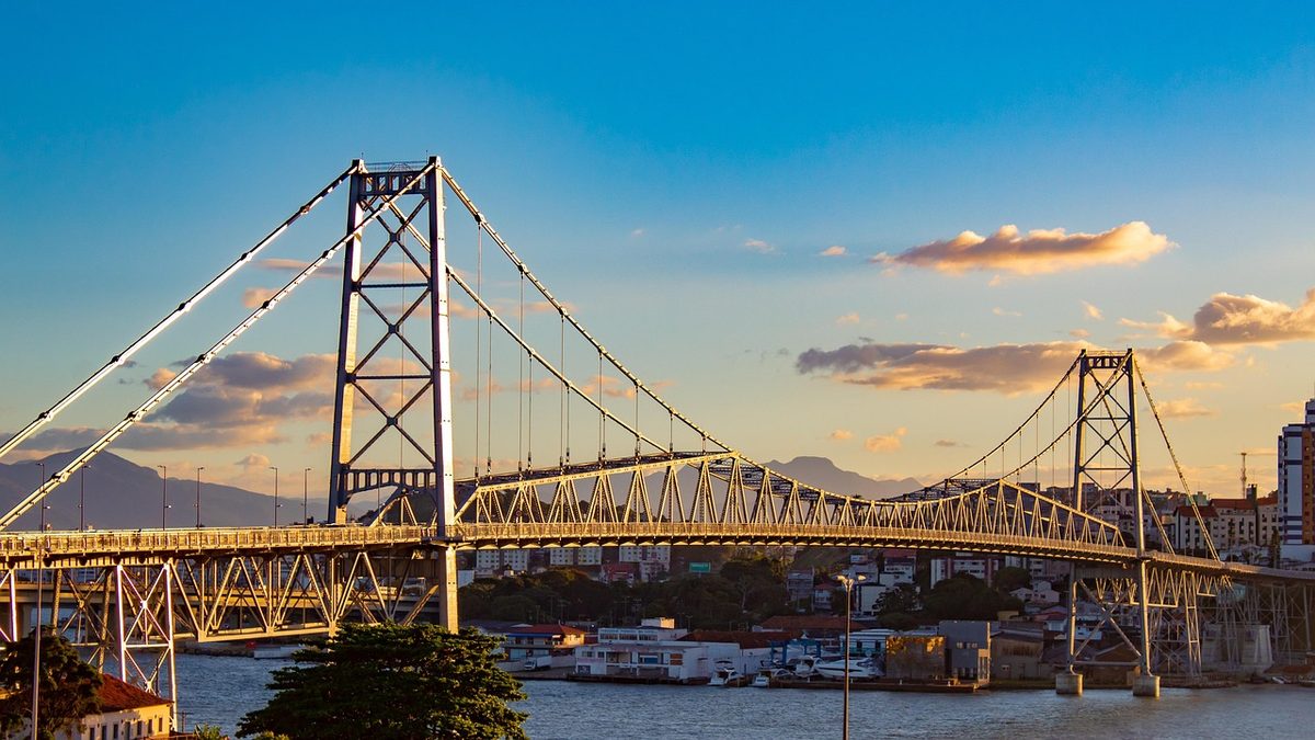 Ponte Hercílio Luz ao entardecer, em Florianópolis