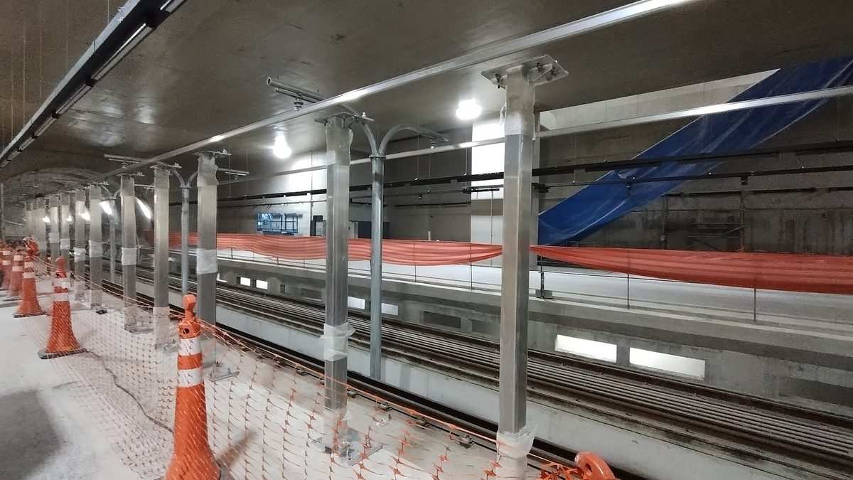 Plataforma da estação Santa Marina, da Linha 6-Laranja do metrô de São Paulo, em obras, com cones e telas laranja