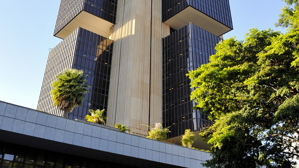 Edifício-sede do Banco Central, em Brasília, visto de baixo, entre árvores
