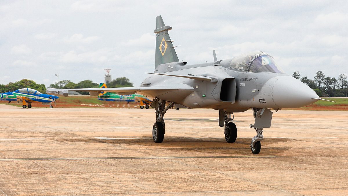 Caça F-39 Gripen da Força Aérea Brasileira parado em pátio de aeroporto