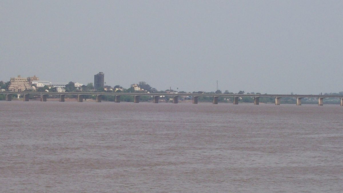 Rio Uruguai e a ponte internacional que liga Uruguaiana à Argentina