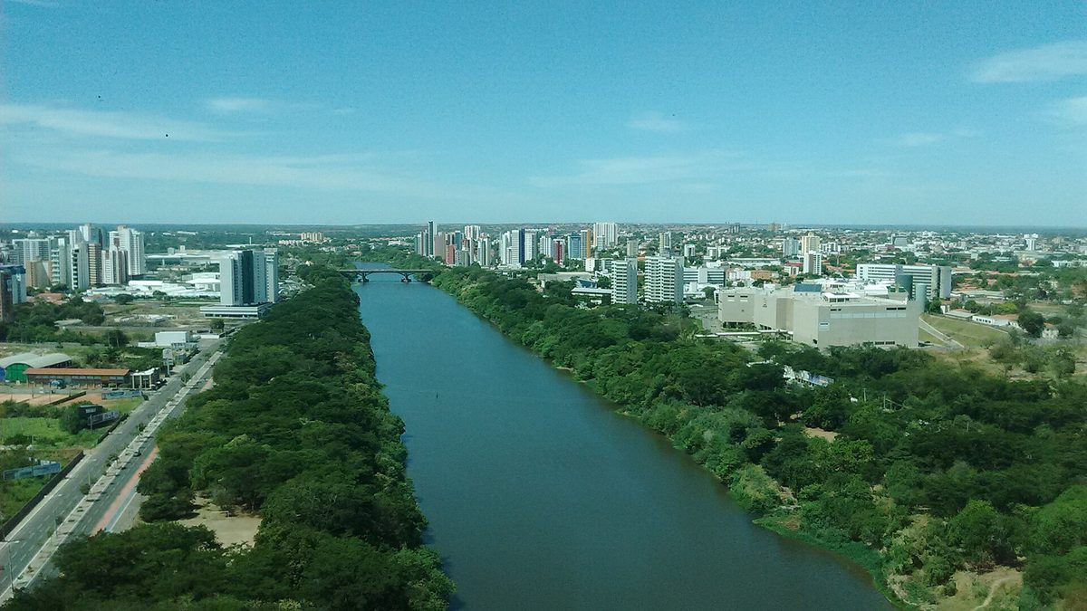 Vista aérea de Teresina, com o rio Poti entre faixas de mata e prédios ao fundo